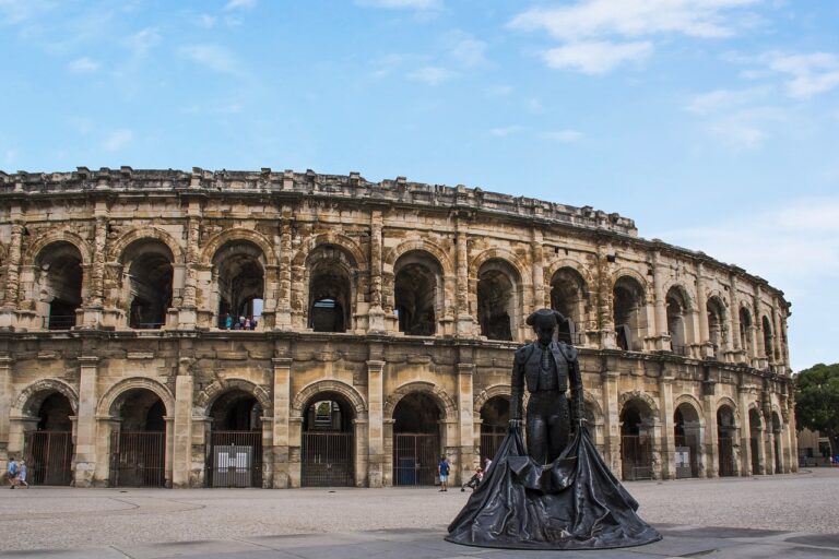 Visiter Nîmes en été